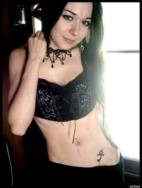 (¯`·.•Kitsii Kat•.·´¯) - By the Window