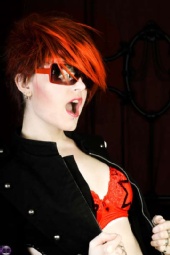 Vivica Hallow - red glam