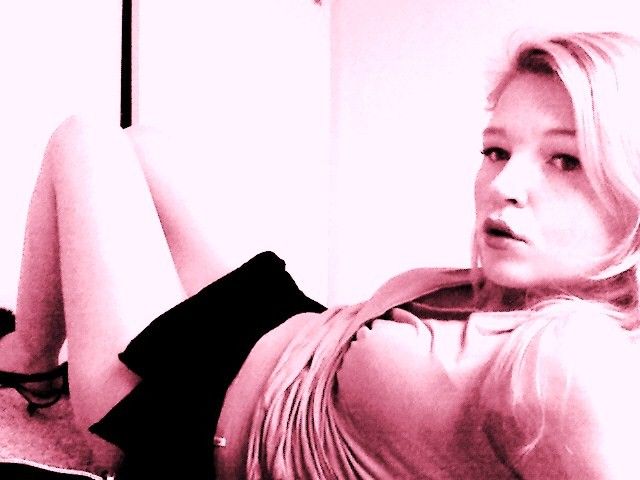 Gigi Castel - indoors