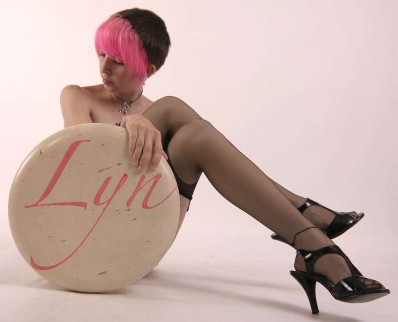 Br0k3N-d0LL - Pink Pin-Up