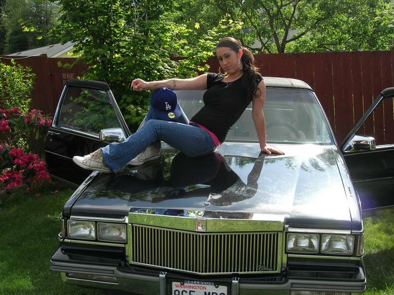 Rena - sexy chica on cadillac