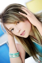 Leanne Martin - Head in hands