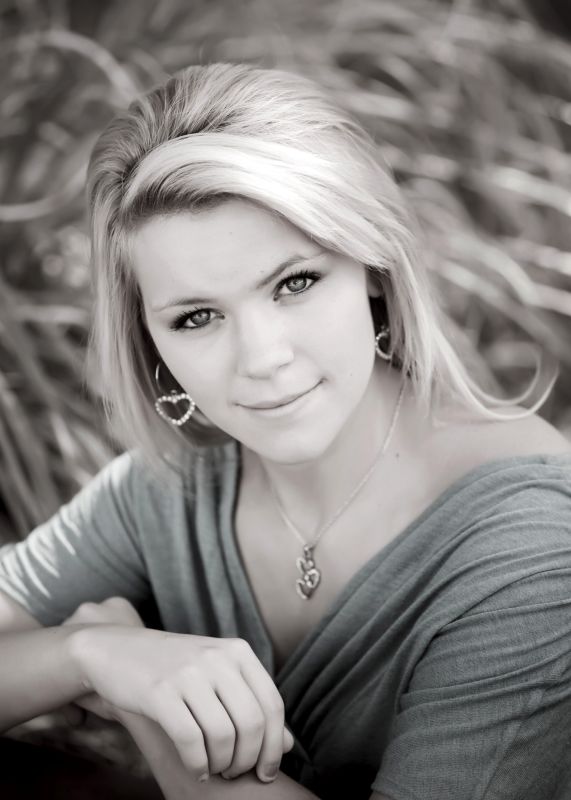 Chelsea Hahn - black & white 2