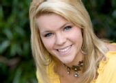 Chelsea Hahn - yellow shirt