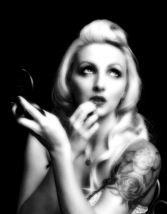 Lilly Holiday - So F*ing glam