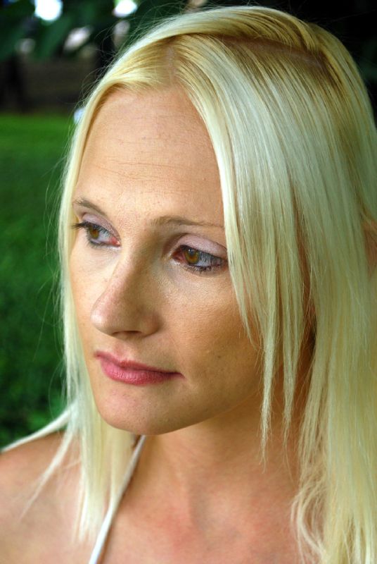 Hot-Blond - headshot