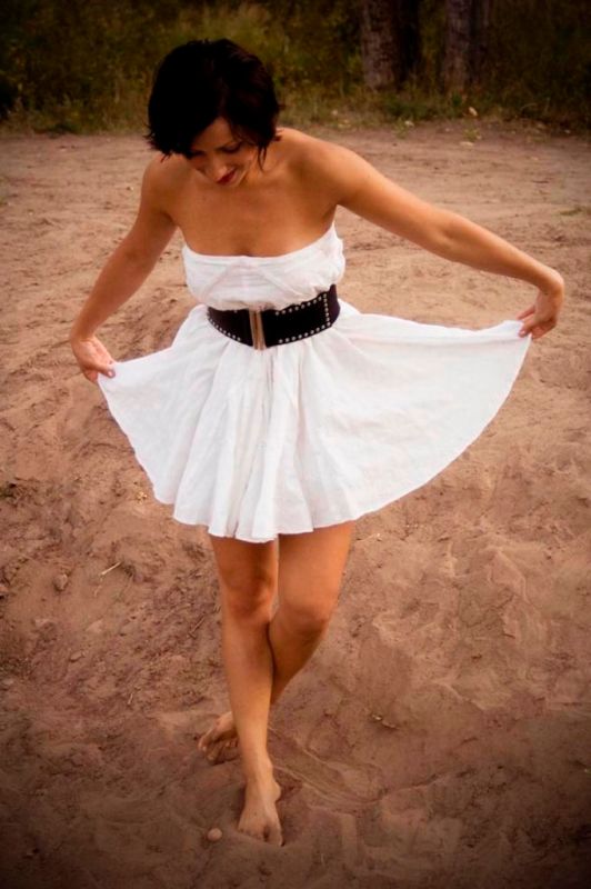 Hollowienna - Dancing Like No One is Watching