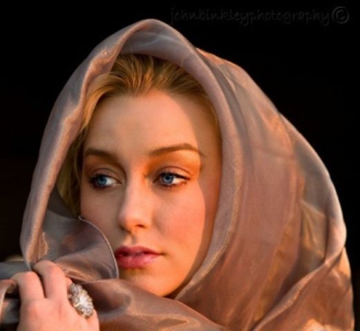 Michelle  Brüer - silver scarf_cache