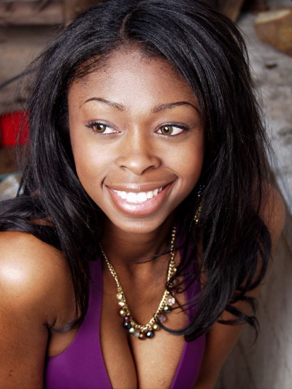 Renae - Headshot