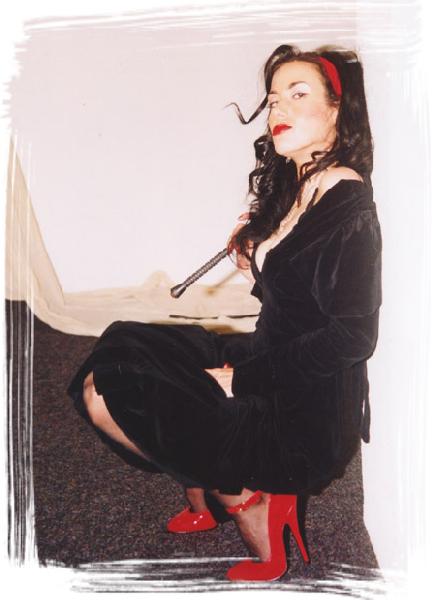 Ava - Red shoe Die Arie