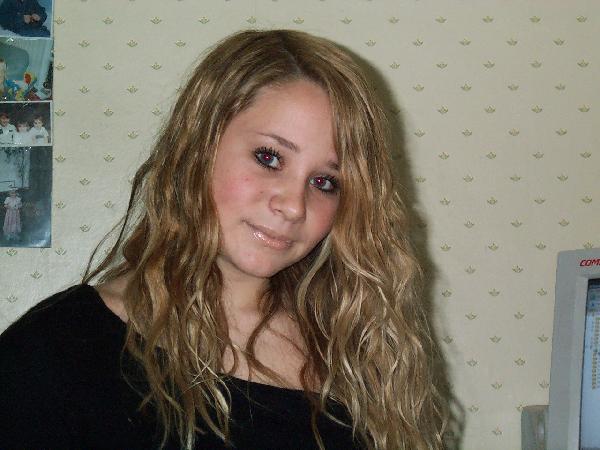 olson twin lookalike - close up